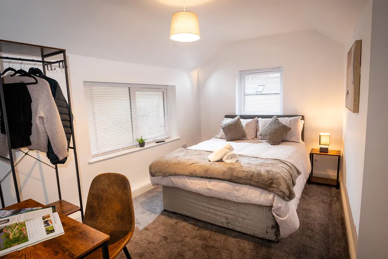 Furnished double bedroom with desk